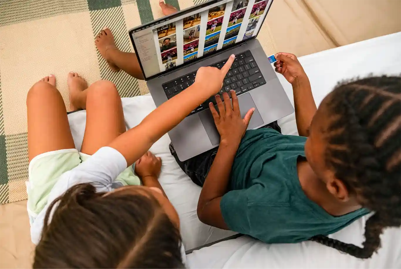 Barn ser på en dator