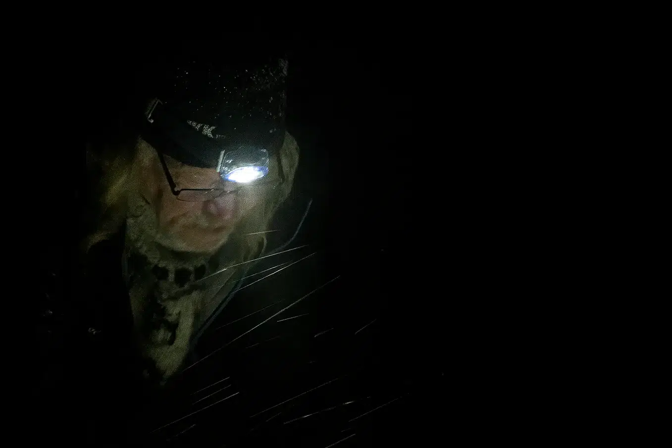 Jostein Hellevik med pannlampa förbereder åteln inför fotografering av kungsörnar i Norge